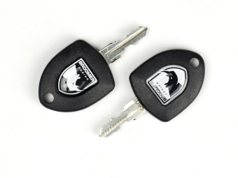 Автобокс Broomer Venture L (430 л.) с быстрой системой крепления Fast Mount черный глянец