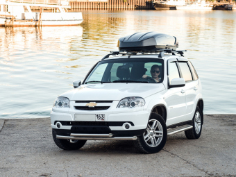 Автобокс Broomer Venture L (430 л.) с быстрой системой крепления Fast Mount черный глянец