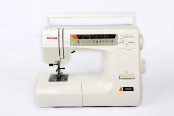 Швейная машина Janome 7524E
