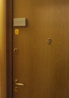 Врезной скрытый электронный замок невидимка Титан-Battery с накладным блоком управления